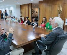 Um grupo de senhoras assistidas pelo Asilo São Vicente de Paulo, do bairro Juvevê, em Curitiba, foi homenageado nesta segunda-feira (13) no Palácio Iguaçu pelo Dia das Mães, comemorado no último domingo (12).
