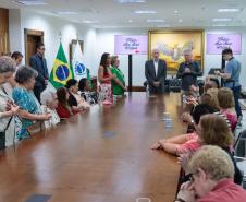 Um grupo de senhoras assistidas pelo Asilo São Vicente de Paulo, do bairro Juvevê, em Curitiba, foi homenageado nesta segunda-feira (13) no Palácio Iguaçu pelo Dia das Mães, comemorado no último domingo (12).