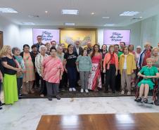 Um grupo de senhoras assistidas pelo Asilo São Vicente de Paulo, do bairro Juvevê, em Curitiba, foi homenageado nesta segunda-feira (13) no Palácio Iguaçu pelo Dia das Mães, comemorado no último domingo (12).