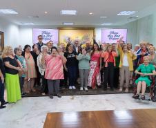 Um grupo de senhoras assistidas pelo Asilo São Vicente de Paulo, do bairro Juvevê, em Curitiba, foi homenageado nesta segunda-feira (13) no Palácio Iguaçu pelo Dia das Mães, comemorado no último domingo (12).