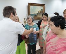 Um grupo de senhoras assistidas pelo Asilo São Vicente de Paulo, do bairro Juvevê, em Curitiba, foi homenageado nesta segunda-feira (13) no Palácio Iguaçu pelo Dia das Mães, comemorado no último domingo (12).