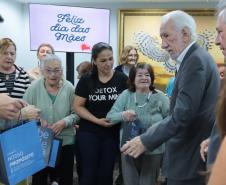 Um grupo de senhoras assistidas pelo Asilo São Vicente de Paulo, do bairro Juvevê, em Curitiba, foi homenageado nesta segunda-feira (13) no Palácio Iguaçu pelo Dia das Mães, comemorado no último domingo (12).