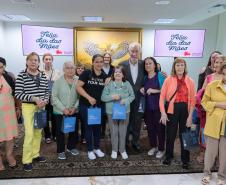 Um grupo de senhoras assistidas pelo Asilo São Vicente de Paulo, do bairro Juvevê, em Curitiba, foi homenageado nesta segunda-feira (13) no Palácio Iguaçu pelo Dia das Mães, comemorado no último domingo (12).
