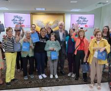 Um grupo de senhoras assistidas pelo Asilo São Vicente de Paulo, do bairro Juvevê, em Curitiba, foi homenageado nesta segunda-feira (13) no Palácio Iguaçu pelo Dia das Mães, comemorado no último domingo (12).