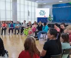 Um grupo de senhoras assistidas pelo Asilo São Vicente de Paulo, do bairro Juvevê, em Curitiba, foi homenageado nesta segunda-feira (13) no Palácio Iguaçu pelo Dia das Mães, comemorado no último domingo (12).