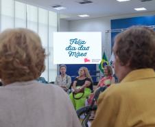 Um grupo de senhoras assistidas pelo Asilo São Vicente de Paulo, do bairro Juvevê, em Curitiba, foi homenageado nesta segunda-feira (13) no Palácio Iguaçu pelo Dia das Mães, comemorado no último domingo (12).