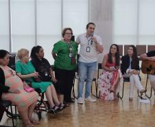 Um grupo de senhoras assistidas pelo Asilo São Vicente de Paulo, do bairro Juvevê, em Curitiba, foi homenageado nesta segunda-feira (13) no Palácio Iguaçu pelo Dia das Mães, comemorado no último domingo (12).