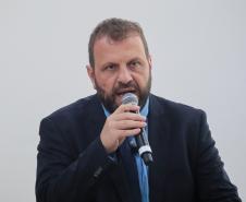 O governador em exercício Darci Piana assina nesta terca-feira (14), repasse de R$ 20.588.583,90 do Fundo Estadual para Infância e Adolescência - FIA/PR para 259 Organizações da Sociedade Civil. Na foto, Rogério Carboni - Secretário do Desenvolvimento Social e Família.