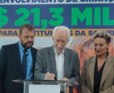 O governador em exercício Darci Piana assina nesta terca-feira (14), repasse de R$ 20.588.583,90 do Fundo Estadual para Infância e Adolescência - FIA/PR para 259 Organizações da Sociedade Civil.
