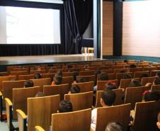 Centro Cultural Teatro Guaíra - Teatro José Maria Santos - "Rotação" – Inspirados em questões poéticas e contemporâneas acerca de conceitos como profundidade, altura, linha, ângulo, distância, tridimensionalidade, convergências e divergências, o ator Giovanni Venturini e a dançarina Lívea Castro estreiam em Curitiba acompanhados de dezenas de escadas