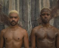 Centro Cultural Teatro Guaíra - Teatro José Maria Santos - "Rotação" – Inspirados em questões poéticas e contemporâneas acerca de conceitos como profundidade, altura, linha, ângulo, distância, tridimensionalidade, convergências e divergências, o ator Giovanni Venturini e a dançarina Lívea Castro estreiam em Curitiba acompanhados de dezenas de escadas