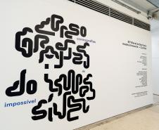 Centro Cultural Teatro Guaíra - Teatro José Maria Santos - "Rotação" – Inspirados em questões poéticas e contemporâneas acerca de conceitos como profundidade, altura, linha, ângulo, distância, tridimensionalidade, convergências e divergências, o ator Giovanni Venturini e a dançarina Lívea Castro estreiam em Curitiba acompanhados de dezenas de escadas