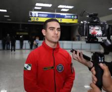 Cães e bombeiros do Paraná embarcam para o RS para ajudar em buscas por vítimas - Na foto, o comandante do Canil Central do Corpo de Bombeiros, tenente Daniel Kaneko Leal