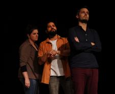 Centro Cultural Teatro Guaíra - Teatro José Maria Santos - "Rotação" – Inspirados em questões poéticas e contemporâneas acerca de conceitos como profundidade, altura, linha, ângulo, distância, tridimensionalidade, convergências e divergências, o ator Giovanni Venturini e a dançarina Lívea Castro estreiam em Curitiba acompanhados de dezenas de escadas