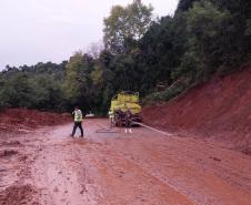 Equipes do DER/PR ajudam a recuperar rodovias de duas cidades no Rio Grande do Sul