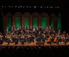 Centro Cultural Teatro Guaíra - Teatro José Maria Santos - "Rotação" – Inspirados em questões poéticas e contemporâneas acerca de conceitos como profundidade, altura, linha, ângulo, distância, tridimensionalidade, convergências e divergências, o ator Giovanni Venturini e a dançarina Lívea Castro estreiam em Curitiba acompanhados de dezenas de escadas