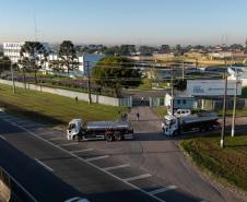 Sanepar envia caminhões-pipa para ajudar Rio Grande do Sul com abastecimento, na manhã desta terça-feira (7) cinco caminhões-pipa, cada um com capacidade para até 12 mil litros de água seguiram destino ao Sul.