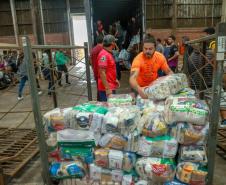 Caminhões com doações dos paranaenses chegam ao município de Santa Cruz do Sul/RS.