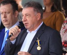 Secretário-chefe da Casa Civil recebe a maior honraria da PM-PR, a medalha Coronel Sarmento
