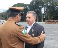 Secretário-chefe da Casa Civil recebe a maior honraria da PM-PR, a medalha Coronel Sarmento