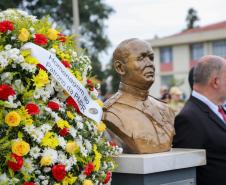 Secretário-chefe da Casa Civil recebe a maior honraria da PM-PR, a medalha Coronel Sarmento