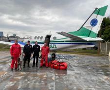 Cães e bombeiros do Paraná embarcam para o RS para ajudar em buscas por vítimas