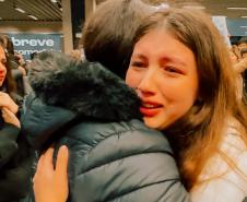 Vindos diretamente da Austrália, desembarcaram nesta terça e quarta-feira (25 e 26), no Aeroporto Internacional Afonso Pena, em São José dos Pinhais, na Grande Curitiba, 54 alunos da rede estadual de ensino que participaram da edição de 2024 do programa Ganhando o Mundo.  O programa de intercâmbio do Governo do Estado levou, entre os meses de janeiro e fevereiro, mil estudantes para cinco países de língua inglesa. Eles tiveram uma oportunidade de estudar, durante esses meses, em um curso equivalente ao Ensi