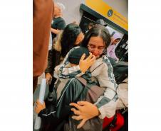 Vindos diretamente da Austrália, desembarcaram nesta terça e quarta-feira (25 e 26), no Aeroporto Internacional Afonso Pena, em São José dos Pinhais, na Grande Curitiba, 54 alunos da rede estadual de ensino que participaram da edição de 2024 do programa Ganhando o Mundo.  O programa de intercâmbio do Governo do Estado levou, entre os meses de janeiro e fevereiro, mil estudantes para cinco países de língua inglesa. Eles tiveram uma oportunidade de estudar, durante esses meses, em um curso equivalente ao Ensi
