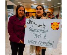 Vindos diretamente da Austrália, desembarcaram nesta terça e quarta-feira (25 e 26), no Aeroporto Internacional Afonso Pena, em São José dos Pinhais, na Grande Curitiba, 54 alunos da rede estadual de ensino que participaram da edição de 2024 do programa Ganhando o Mundo.  O programa de intercâmbio do Governo do Estado levou, entre os meses de janeiro e fevereiro, mil estudantes para cinco países de língua inglesa. Eles tiveram uma oportunidade de estudar, durante esses meses, em um curso equivalente ao Ensi