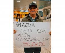 Vindos diretamente da Austrália, desembarcaram nesta terça e quarta-feira (25 e 26), no Aeroporto Internacional Afonso Pena, em São José dos Pinhais, na Grande Curitiba, 54 alunos da rede estadual de ensino que participaram da edição de 2024 do programa Ganhando o Mundo.  O programa de intercâmbio do Governo do Estado levou, entre os meses de janeiro e fevereiro, mil estudantes para cinco países de língua inglesa. Eles tiveram uma oportunidade de estudar, durante esses meses, em um curso equivalente ao Ensi