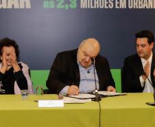 Curitiba, 17 de junho de 2024 - O governador Carlos Massa Ratinho Jr., anuncia a liberação de verbas para pavimentação, restauração de praça e obras de saneamento em Curitiba.