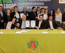 Curitiba, 17 de junho de 2024 - O governador Carlos Massa Ratinho Jr., anuncia a liberação de verbas para pavimentação, restauração de praça e obras de saneamento em Curitiba.