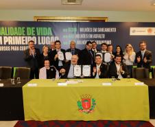 Curitiba, 17 de junho de 2024 - O governador Carlos Massa Ratinho Jr., anuncia a liberação de verbas para pavimentação, restauração de praça e obras de saneamento em Curitiba.