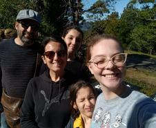 Vindos diretamente da Austrália, desembarcaram nesta terça e quarta-feira (25 e 26), no Aeroporto Internacional Afonso Pena, em São José dos Pinhais, na Grande Curitiba, 54 alunos da rede estadual de ensino que participaram da edição de 2024 do programa Ganhando o Mundo.  O programa de intercâmbio do Governo do Estado levou, entre os meses de janeiro e fevereiro, mil estudantes para cinco países de língua inglesa. Eles tiveram uma oportunidade de estudar, durante esses meses, em um curso equivalente ao Ensi