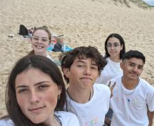 Vindos diretamente da Austrália, desembarcaram nesta terça e quarta-feira (25 e 26), no Aeroporto Internacional Afonso Pena, em São José dos Pinhais, na Grande Curitiba, 54 alunos da rede estadual de ensino que participaram da edição de 2024 do programa Ganhando o Mundo.  O programa de intercâmbio do Governo do Estado levou, entre os meses de janeiro e fevereiro, mil estudantes para cinco países de língua inglesa. Eles tiveram uma oportunidade de estudar, durante esses meses, em um curso equivalente ao Ensi