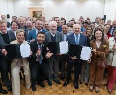 O governador em exercício Darci Piana e o presidente da Sanepar, Wilson Bley, anunciam nesta terça-feira (02) um pacote de investimento em saneamento rural e urbano e distribuição de água, além da conclusão de obras emblemáticas do setor.