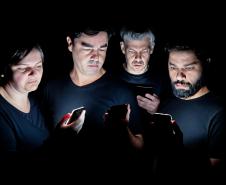 Teatro José Maria Santos - Bom dia, grupo! – grupo de teatro Antropofocus, que há 23 anos explora variadas vertentes do humor, estreia seu novo espetáculo “Bom dia, grupo!”. A sátira aborda a maneira como utilizamos a tecnologia dos celulares em nosso dia a dia, destacando temas como o excesso de tempo olhando para a tela, a falta de comunicação interpessoal, os cancelamentos virtuais e os golpes digitais