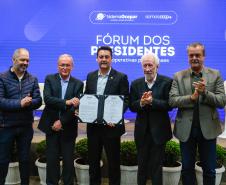 Estado e Ocepar assinam acordo ambiental; cooperativas vão faturar R$ 500 bilhões até 2030
