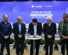 Estado e Ocepar assinam acordo ambiental; cooperativas vão faturar R$ 500 bilhões até 2030