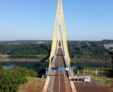 O governador em exercício Darci Piana e o presidente do Paraguai, Santiago Peña, visitaram nesta quarta-feira (3) a Ponte da Integração Brasil-Paraguai, que fica na divisa entre Foz do Iguaçu, no Oeste do Paraná, e o município paraguaio de Presidente Franco.