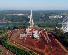 O governador em exercício Darci Piana e o presidente do Paraguai, Santiago Peña, visitaram nesta quarta-feira (3) a Ponte da Integração Brasil-Paraguai, que fica na divisa entre Foz do Iguaçu, no Oeste do Paraná, e o município paraguaio de Presidente Franco.