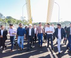 O governador em exercício Darci Piana e o presidente do Paraguai, Santiago Peña, visitaram nesta quarta-feira (3) a Ponte da Integração Brasil-Paraguai, que fica na divisa entre Foz do Iguaçu, no Oeste do Paraná, e o município paraguaio de Presidente Franco.