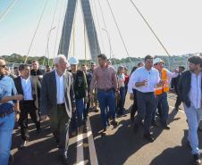 O governador em exercício Darci Piana e o presidente do Paraguai, Santiago Peña, visitaram nesta quarta-feira (3) a Ponte da Integração Brasil-Paraguai, que fica na divisa entre Foz do Iguaçu, no Oeste do Paraná, e o município paraguaio de Presidente Franco.