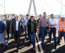 O governador em exercício Darci Piana e o presidente do Paraguai, Santiago Peña, visitaram nesta quarta-feira (3) a Ponte da Integração Brasil-Paraguai, que fica na divisa entre Foz do Iguaçu, no Oeste do Paraná, e o município paraguaio de Presidente Franco.