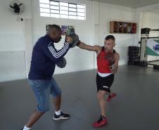 O técnico de boxe Adailton Gonçalves, bolsista do programa estadual Geração Olímpica e Paralímpica, treina a equipe de boxe que vai à Olimpíada de Paris neste ano