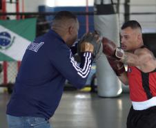 O técnico de boxe Adailton Gonçalves, bolsista do programa estadual Geração Olímpica e Paralímpica, treina a equipe de boxe que vai à Olimpíada de Paris neste ano
