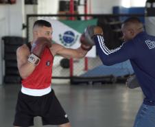 O técnico de boxe Adailton Gonçalves, bolsista do programa estadual Geração Olímpica e Paralímpica, treina a equipe de boxe que vai à Olimpíada de Paris neste ano
