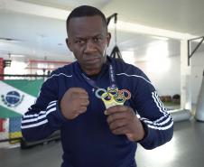 O técnico de boxe Adailton Gonçalves, bolsista do programa estadual Geração Olímpica e Paralímpica, treina a equipe de boxe que vai à Olimpíada de Paris neste ano