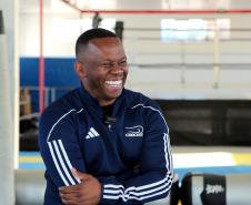 O técnico de boxe Adailton Gonçalves, bolsista do programa estadual Geração Olímpica e Paralímpica, treina a equipe de boxe que vai à Olimpíada de Paris neste ano
