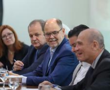 O governador Carlos Massa Ratinho Junior recepcionou nesta segunda-feira (19), no Palácio Iguaçu, uma comitiva do Centro de Desenvolvimento de Computação Avançada (C-DAC), instituição indiana que é referência em pesquisa e desenvolvimento de alta tecnologia.